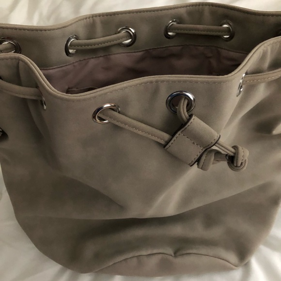 NWT suede-like taupe bucket bag - Picture 2 of 4